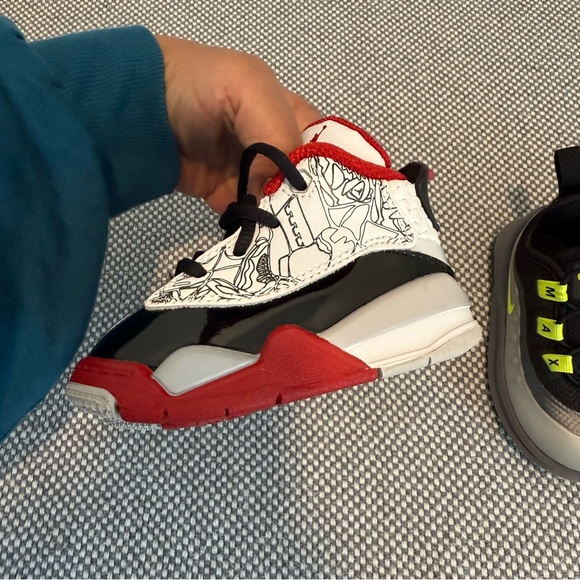 two pairs of baby shoes Jordan Dub Zero White Varsity size 4C/5C - Picture 5 of 11